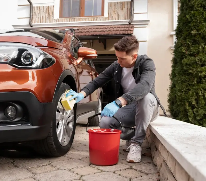 Lavage auto à domicile Étainhus : professionnel intervenant sur un véhicule